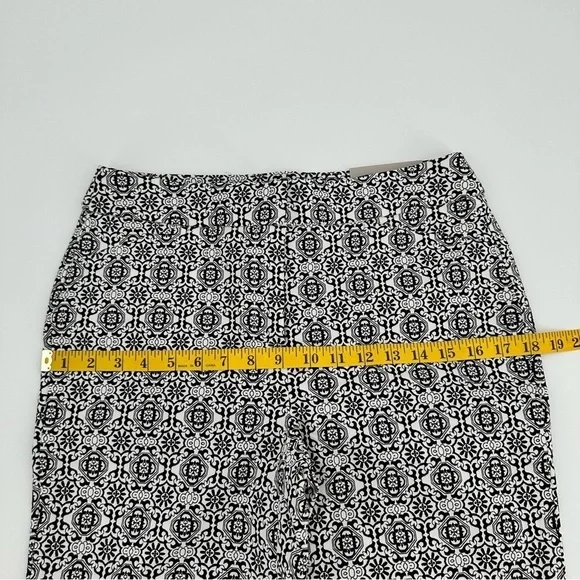 Chico's Black and White Geometric Bermuda Shorts NWT Pockets Women’s Size 0/US 4 - Picture 16 of 16
